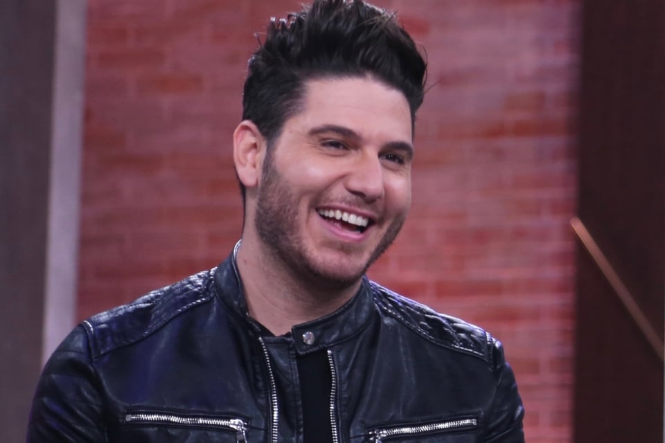 close up, sonrisa, conductor hispano, celebridades, MundoNOW