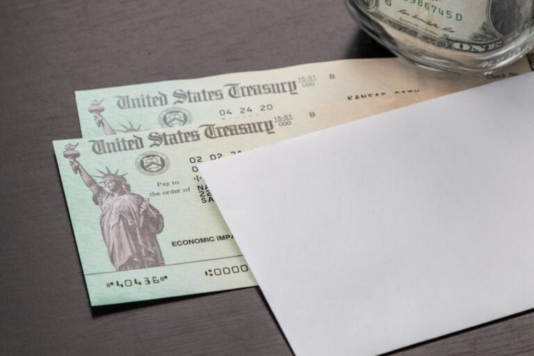 Residentes de EEUU recibirán un cheque directo de hasta $3,284 dólares en abril