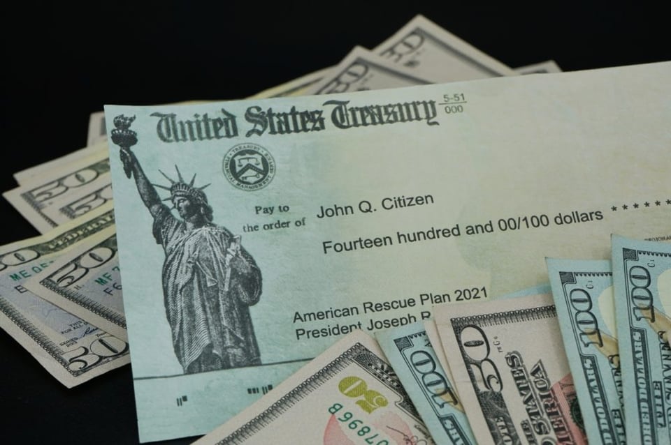 Estados emiten cheques ‘sorpresa para las fiestas’ de hasta $ 1,100 dólares