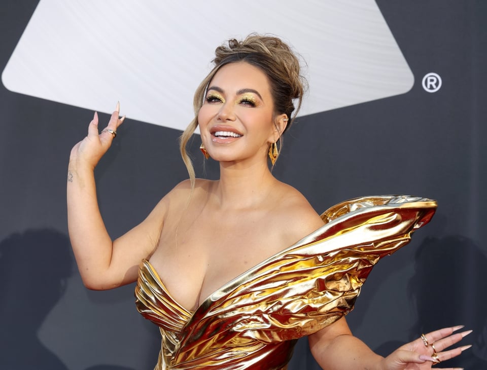 Chiquis Rivera se pasea en lencería y su tío Lupillo le pide que se ponga ropa (VIDEO)