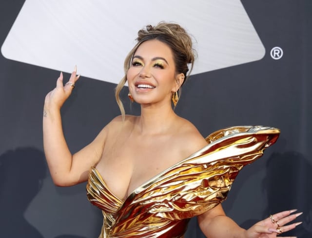 Chiquis Rivera poses in lingerie and her uncle Lupillo asks her to put on clothes (VIDEO)