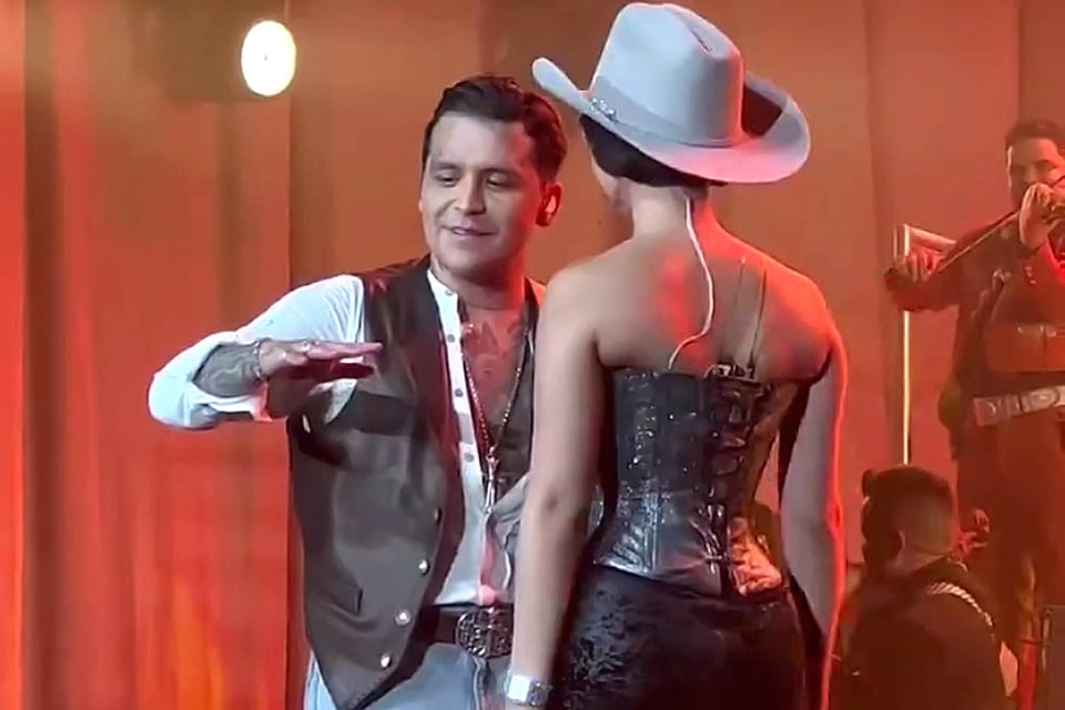 Christian Nodal, Ángela Aguilar, beso, video, MundoNOW