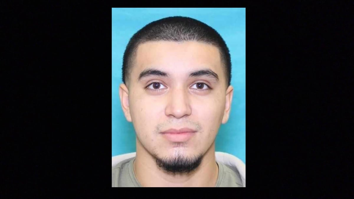 Christian Torres tiene una orden de arresto en Texas por esconder una cámara prendida en el baño de mujeres de su trabajo.