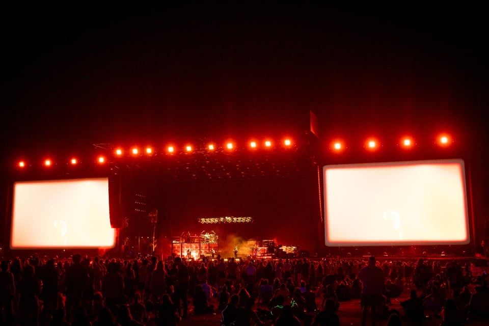 Acróbata de Coachella se estrella contra el escenario durante una actuación de DJ featured image