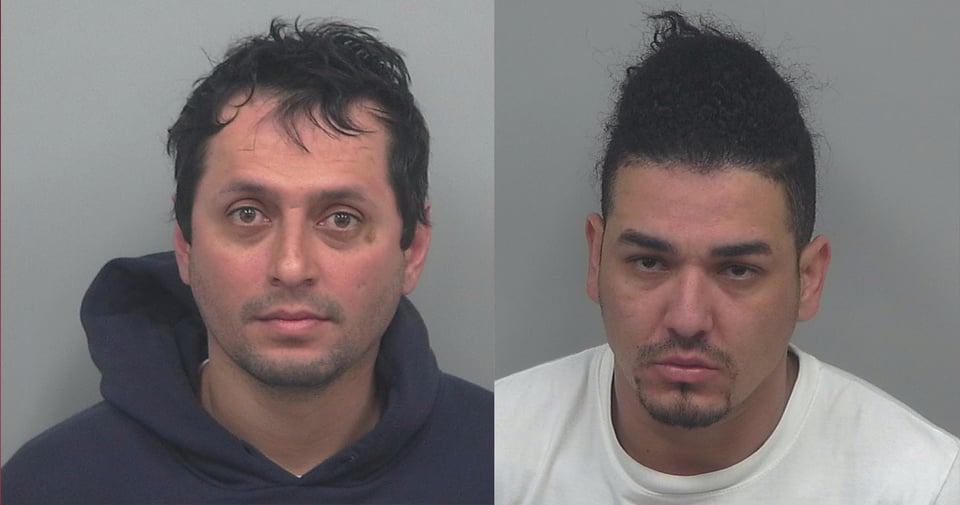 Crónica: Arrestan a dos hombres por lo que hacían en su auto