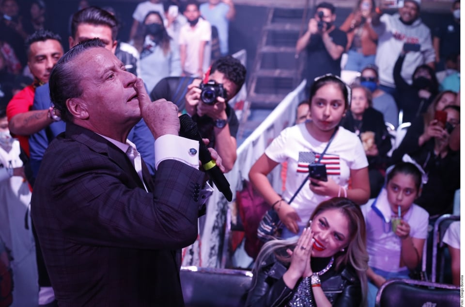 ¡Captan a Alfredo Adame muy cariñoso con una misteriosa mujer! (VIDEO)