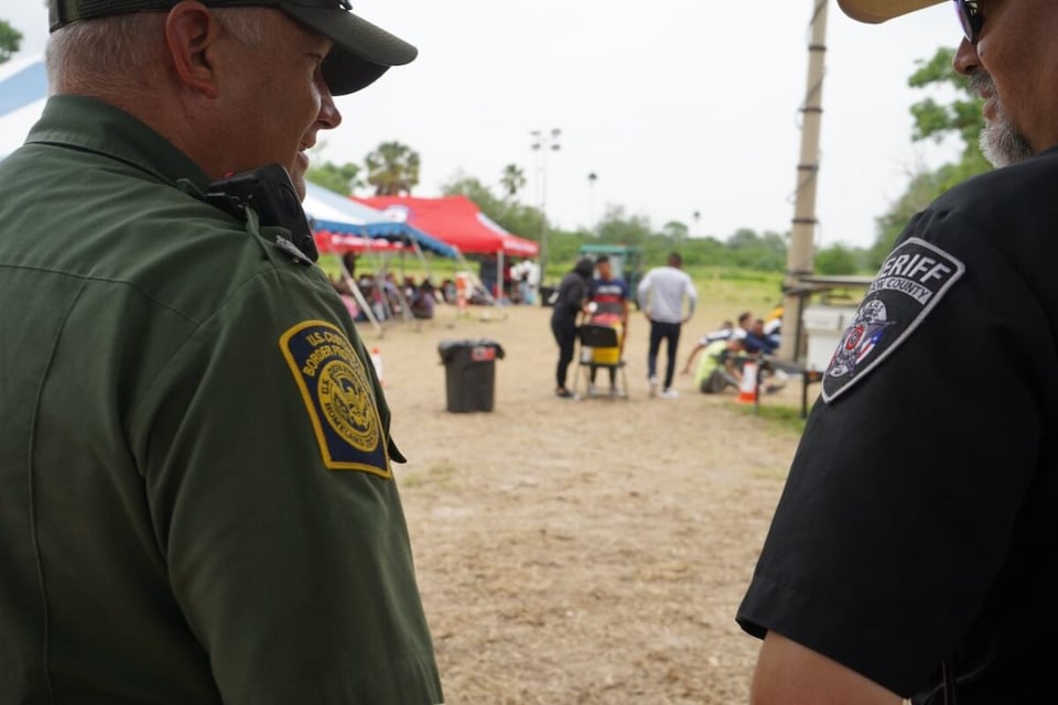 Condados de Texas emiten declaración de desastre por ola de inmigrantes