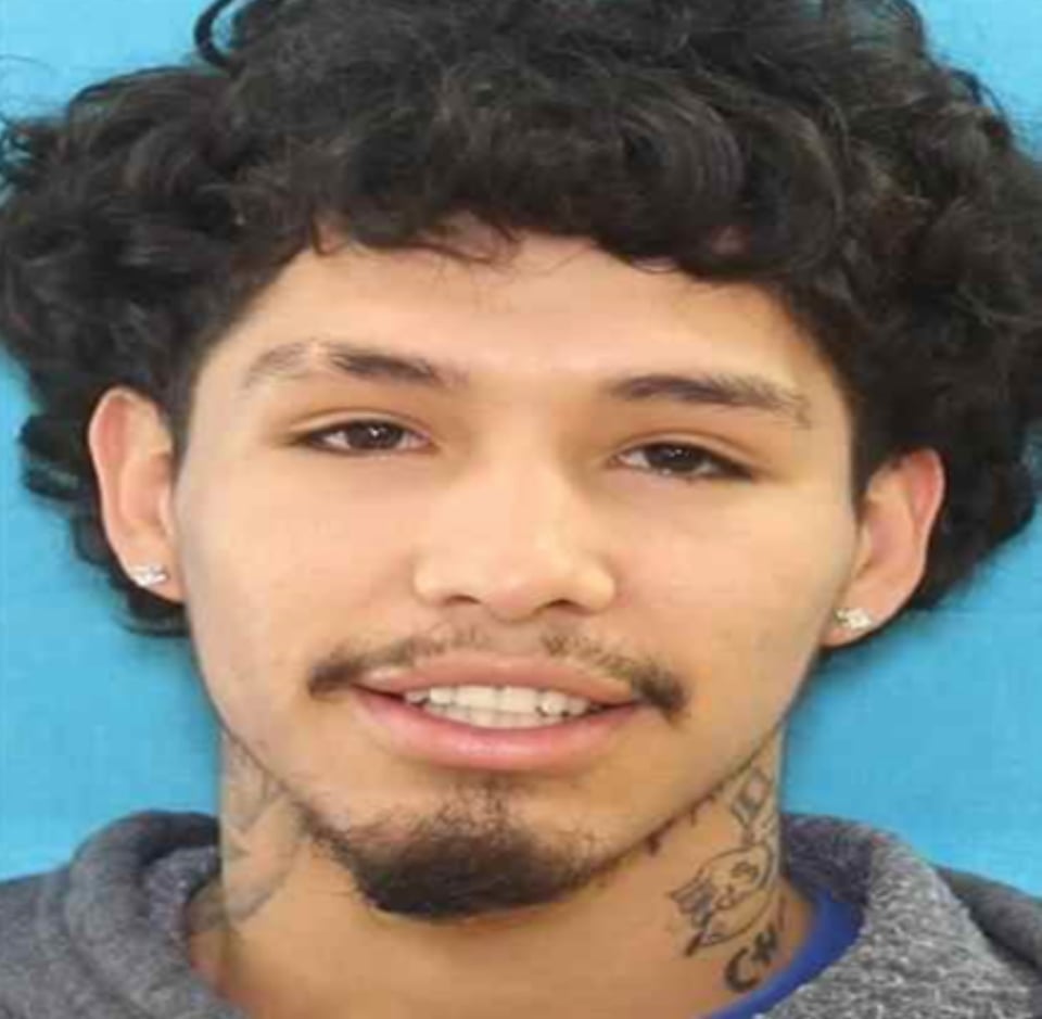 Javier Raúl Contreras es buscado por un tiroteo en Texas