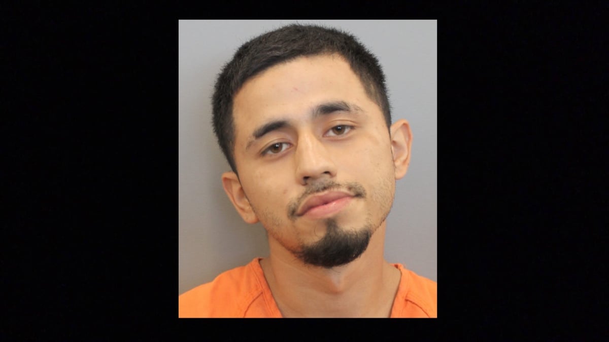 Erick Andrew Cortez tiene una orden de arresto en Houston, Texas, por el ataque a balazos a un anciano y dejarlo mal herido a plena luz del día.