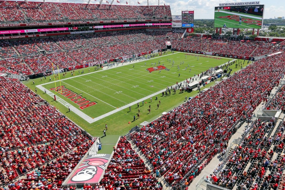 Derriban a niño que corría a la cancha durante Bucs-Falcons