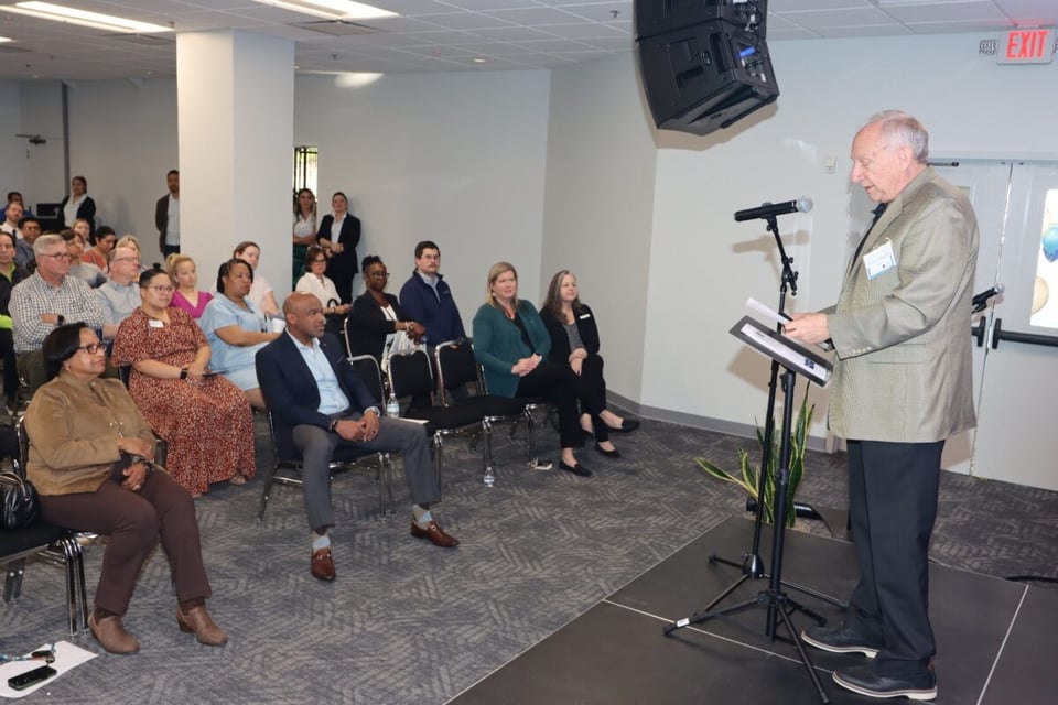 Crónica Inauguran ayudar latinos