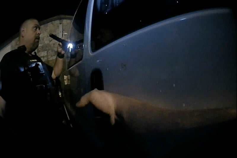 Crónica: Se encierra en su camioneta tras pegarle a su mujer