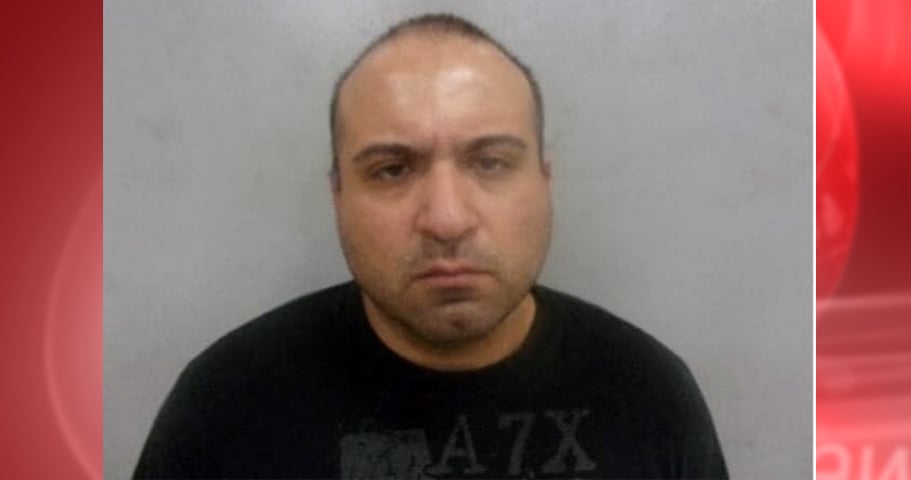 Crónica: Sacan a hispano por las malas de su propio apartamento