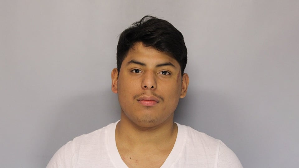 Crónica: Estudiante latino arrestado por patear a su maestra