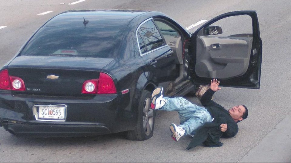 Crónica: Se lanza de carro en pleno movimiento