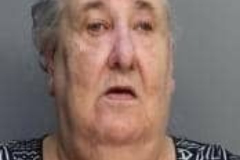 Mujer arrestada por golpear a su madre por despertarla en la noche