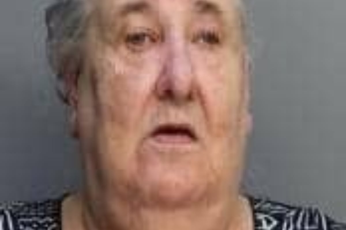 Mujer arrestada por golpear a su madre por despertarla en la noche
