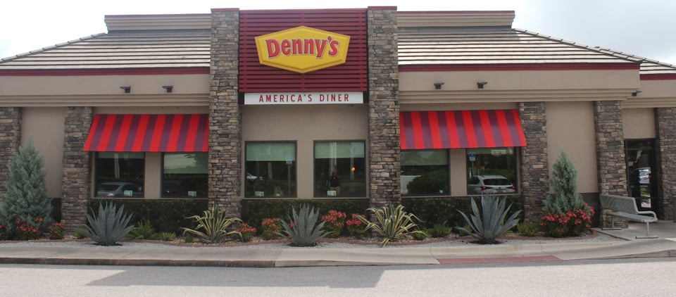 Reportan tiroteo mortal dentro de restaurante Denny’s en Orlando