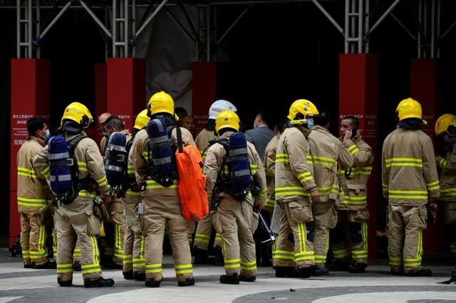 Incendio atrapa a cientos en torre de Hong Kong y deja al menos 13 hospitalizados (FOTOS)