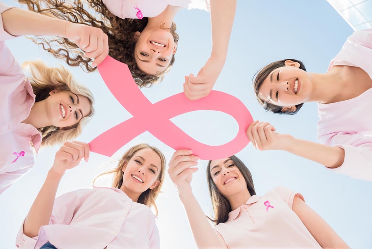 Manualidades caseras con cinta rosa por el cáncer de mama