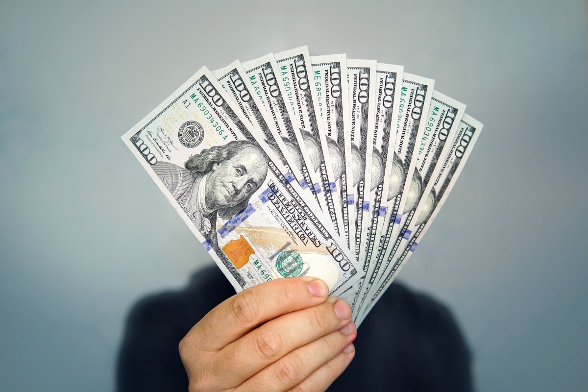 CURIOSO: Hombre revela cómo es que gana 5 mil dólares ‘sin hacer nada’