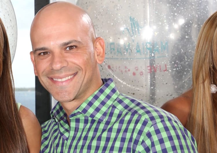 Dr Juan Rivera appears shirtless with his wife and they question him: «Where was the seriousness?»