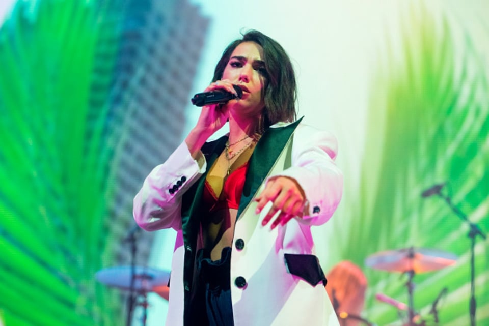 Dua Lipa sufre caída y evidencia playback