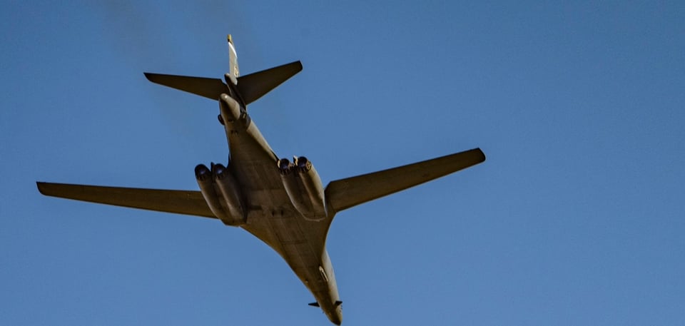 Un bombardero militar estalla en llamas durante mantenimiento de rutina