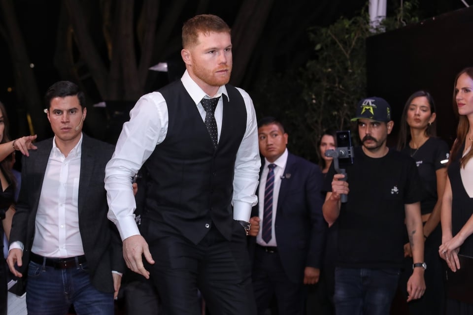¿Y su esposa? Canelo Álvarez asiste solo a la graduación de su hija mayor featured image