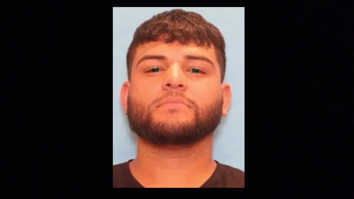 Daniel Chacón tiene una orden de arresto en Texas por el secuestro y asesinato a balazos de Maira Gutiérrez madre de su hijo.