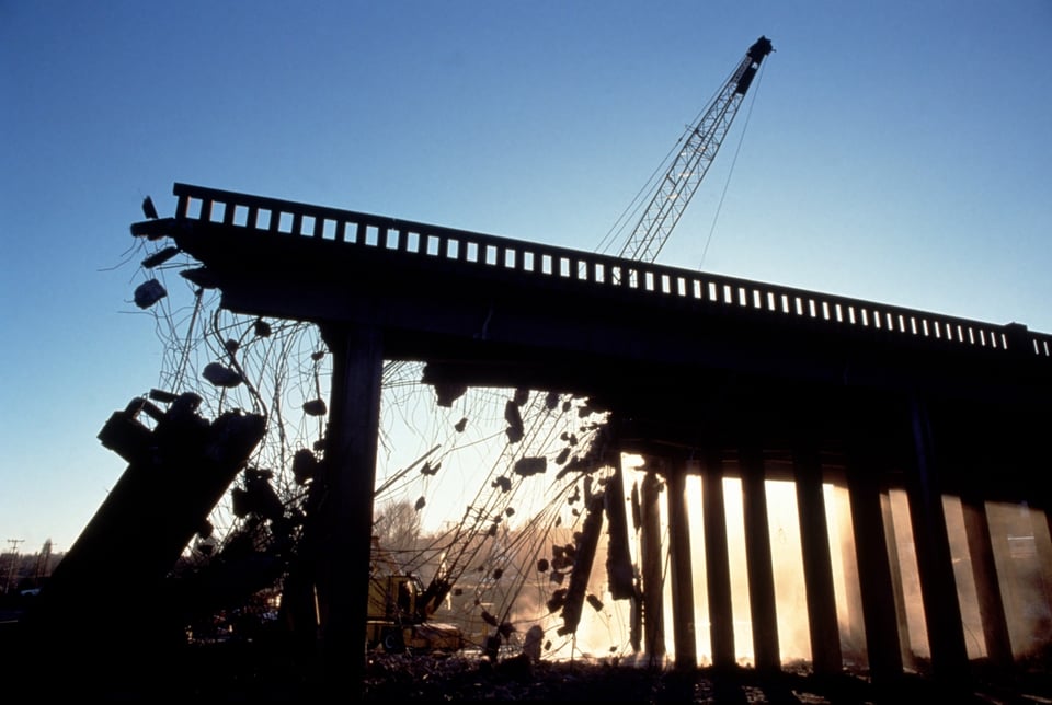Colapsa puente de la India y el derrumbe causa la muerte de al menos 60 personas featured image