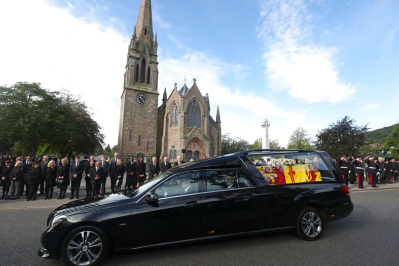 People notice strange detail on Queen Elizabeth II’s hearse (PHOTOS)