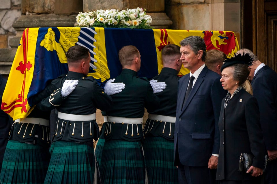 Where will the body of Queen Elizabeth II remain?