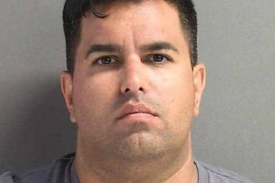 Vacía toda su arma contra el ex de su novia