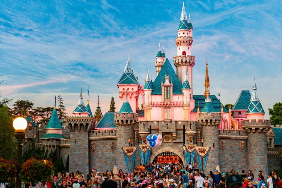 Mujer discriminada en un baño de Disneylandia por hablar español