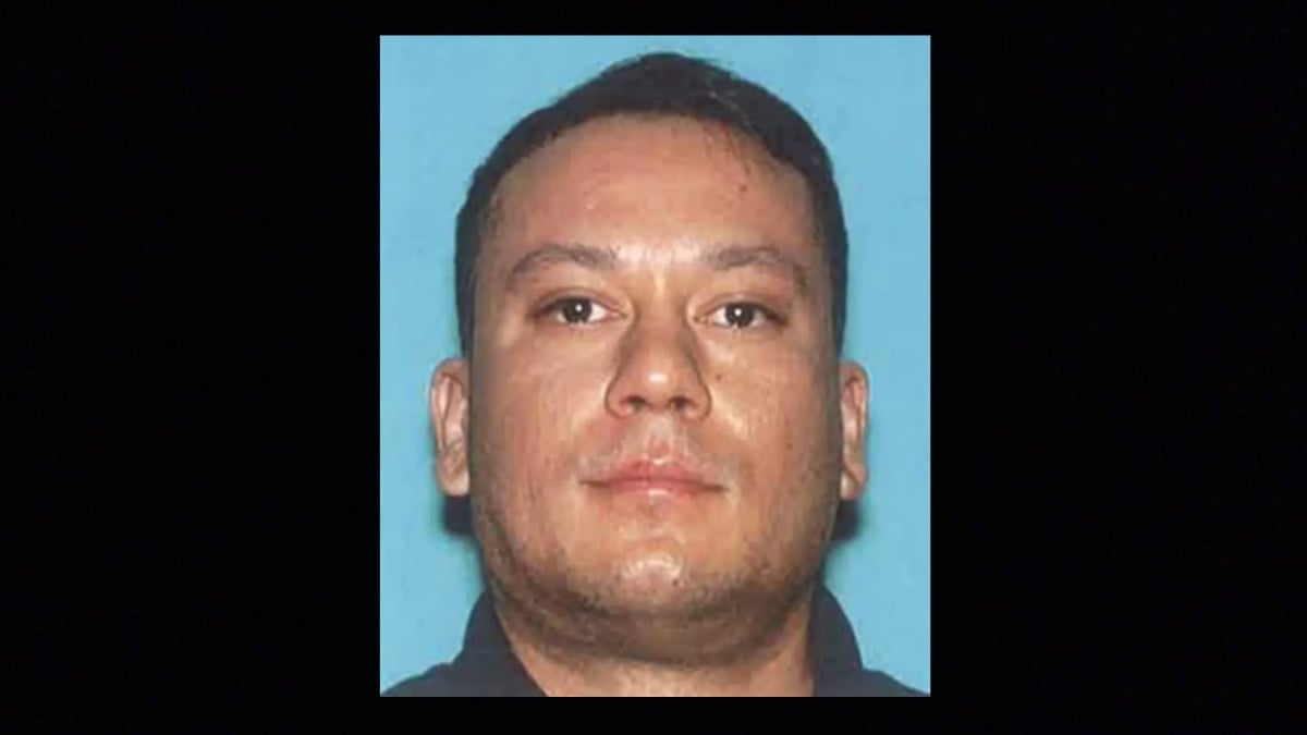 El policía Matthew Domínguez fue detenido por masturbarse frente a dos mujeres y adentro de su casa cuando estaba de servicio.