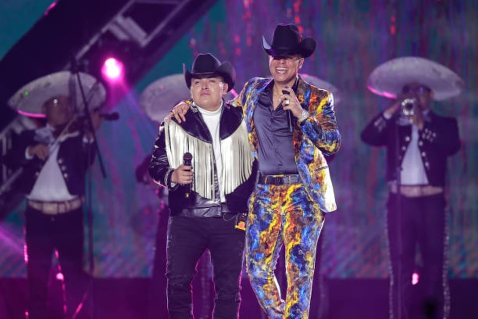 Eduin Caz, vocalista de Grupo Firme amuebla casa del niño que canta en la frontera de Tijuana y EEUU featured image