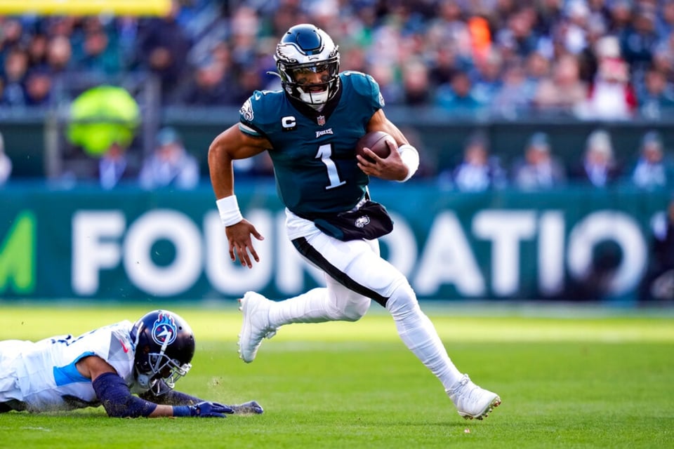 Con espectacular duelo de Hurts, Eagles vencen a Titans