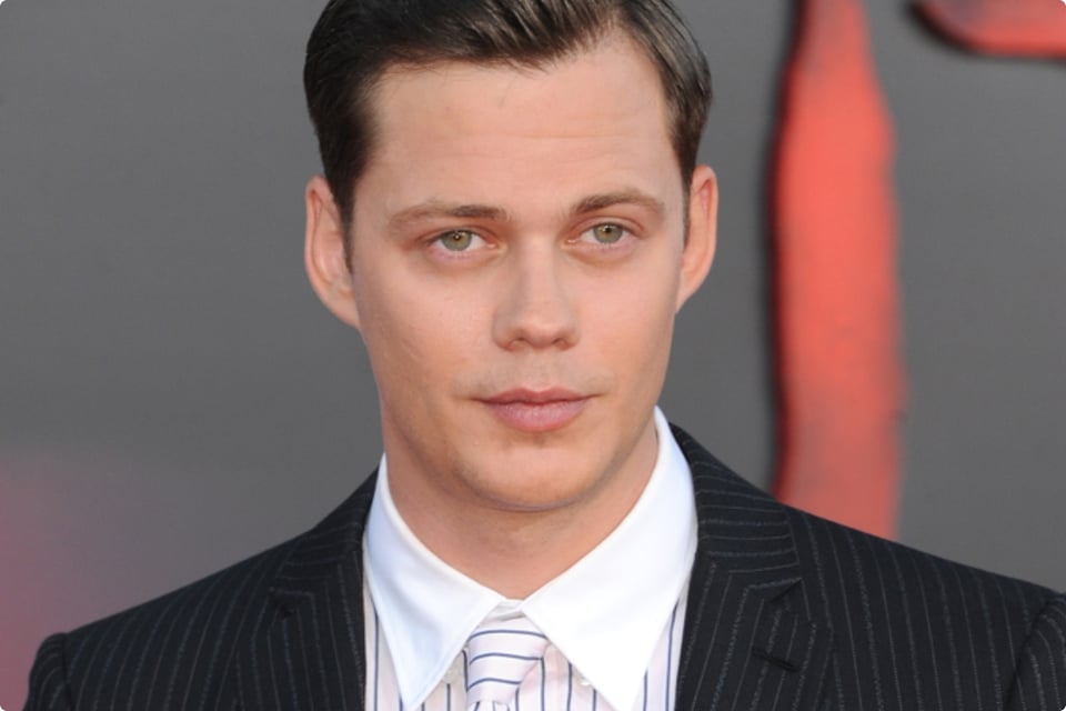 El actor Bill Skarsgård fue arrestado por posesión de drogas