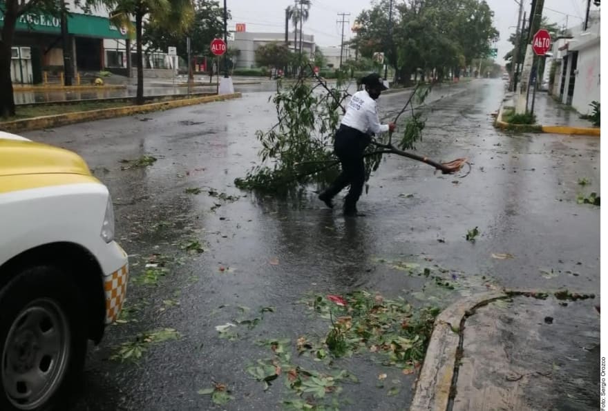 Hurricane Grace puts thousands at risk in Mexico