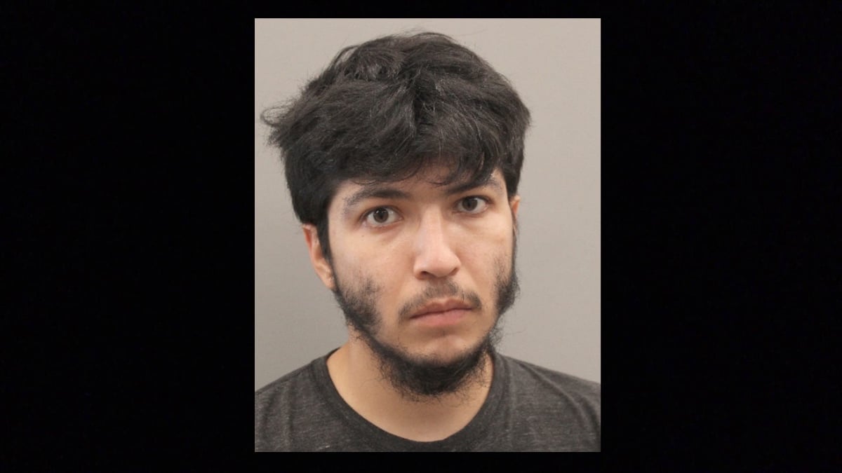 Eliu Nathanael Zaragoza tiene una orden de arresto en Texas por haber atacado a golpes a un anciano afuera de un Walmart.