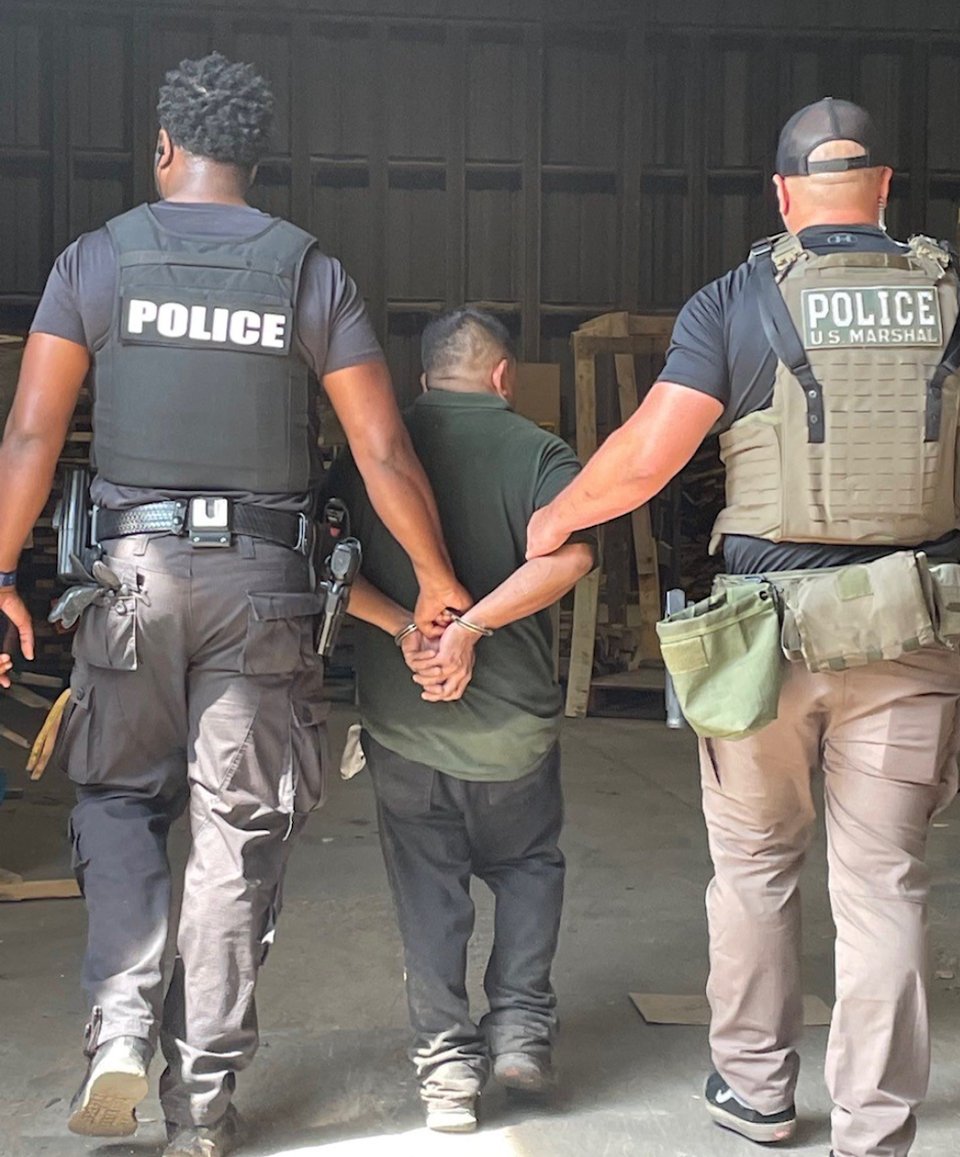Agentes de los U.S. Marshals salen a buscar al fugitivo