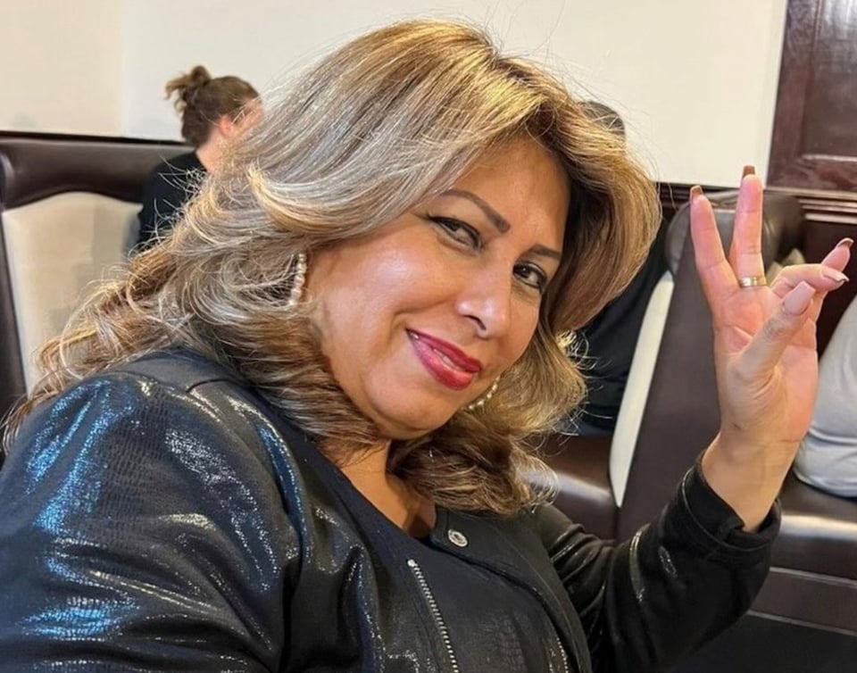 La mujer es sorprendida por su esposo en el salón de belleza