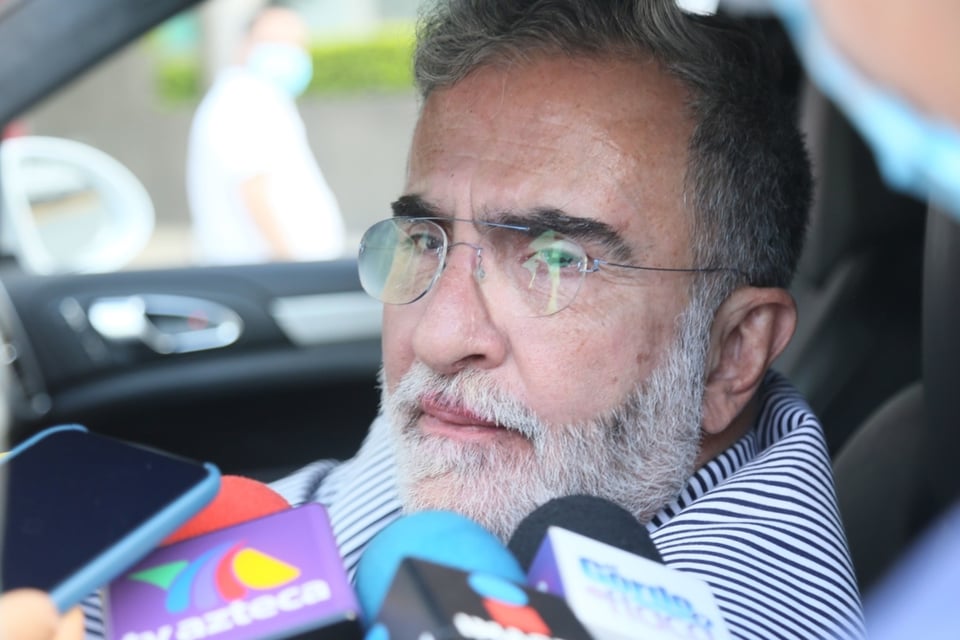 Le dicen a Vicente Fernández Jr que tenga cuidado de que Maluma le ‘baje’ a su novia