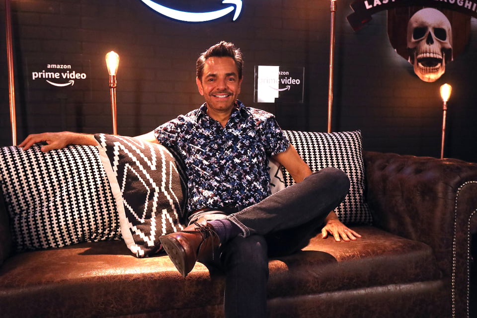 Amazon Prime Video, Eugenio Derbez en un sillón, Eugenio Derbez trabajo, MundoNOW