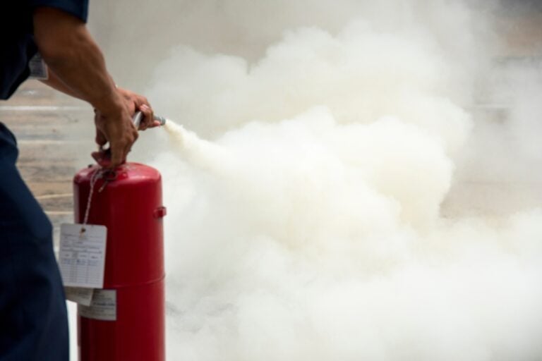 Explota extintor y mata a estudiante en escuela secundaria