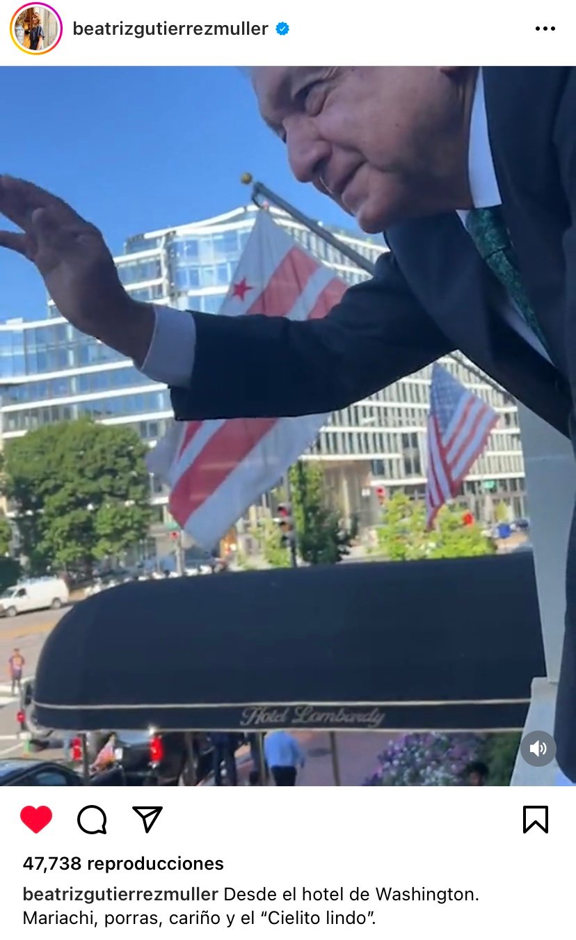 Hasta flores le lanzaron al presidente de México
