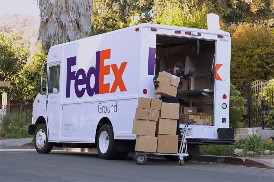 «¡Regrésate a tu país!»: Influencer mexicana termina humillada por repartidora de FedEx featured image