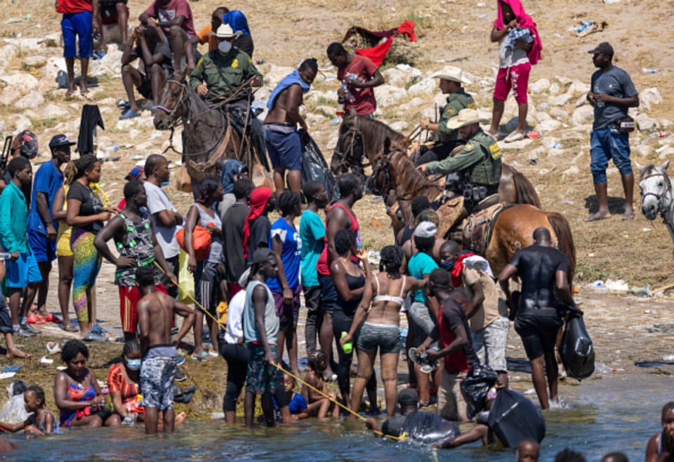 Fotógrafo dice que nunca vio a agentes de Patrulla Fronteriza usar látigos con haitianos