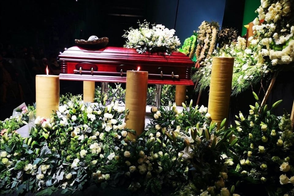 Amigo de Vicente Fernández dice que familia presuntamente mintió sobre fecha de muerte